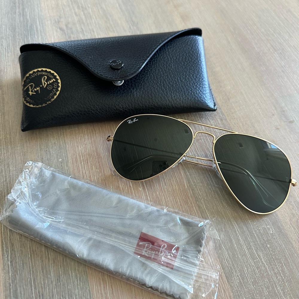 Ray-Ban Gold Frame Aviator Sunglasses with Black Lenses NEW